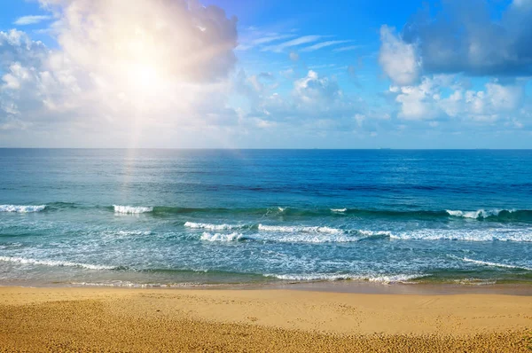 Schöne Meereslandschaft und Sonne auf blauem Himmel Hintergrund. Umfangreiches Programm — Stockfoto
