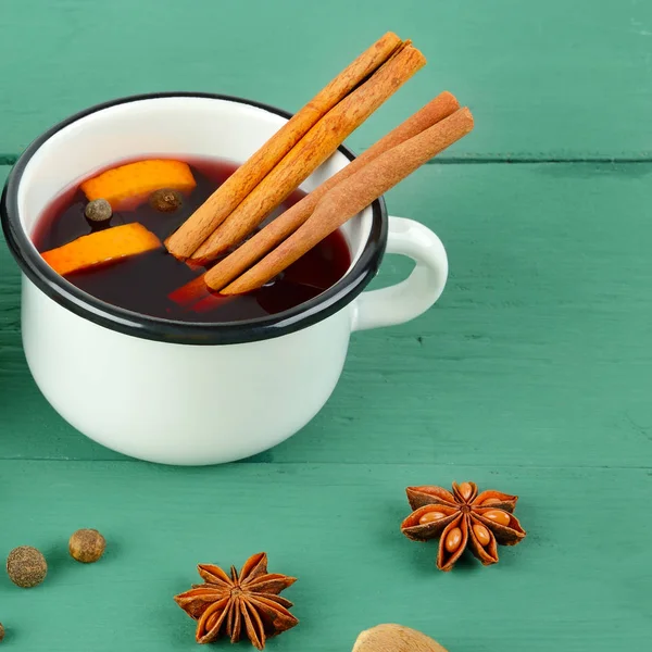 Vin Chaud Rouge Chaud Sur Fond Bois Avec Épices Tranche — Photo