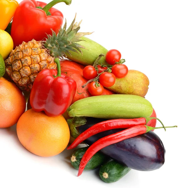 Frukt och grönsaker isolerad på vit bakgrund. — Stockfoto
