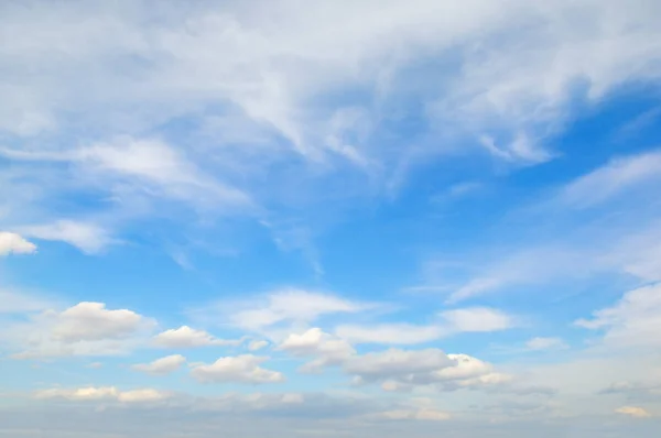 Nuvens de cirros leves contra o céu azul . — Fotografia de Stock