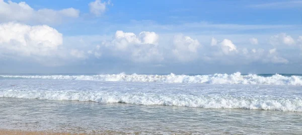 Playa de arena y cielo azul. Foto amplia . — Foto de Stock