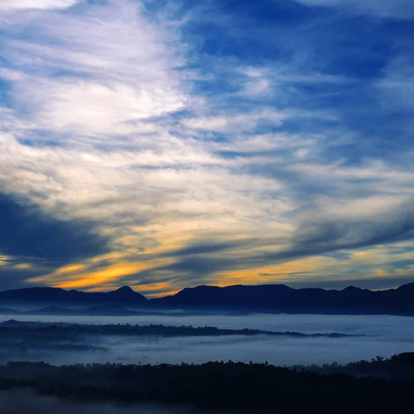 Pasmo górskie z widocznymi sylwetkami przez rano colo — Zdjęcie stockowe