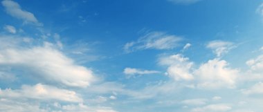 mavi gökyüzünde ışık kümülüs bulutlar. Geniş fotoğraf.