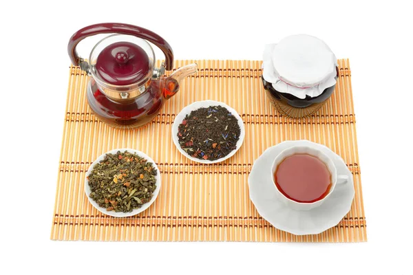 ティーポット、紅茶、ジャム瓶、紅茶のカップの葉に分離白バク — ストック写真