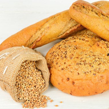 Ekmek ve buğday hububat ahşap bir masa üzerinde.