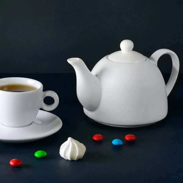 Bílé cup a tea pot na černém pozadí. — Stock fotografie