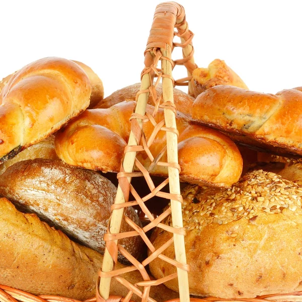 Ψωμί και αρτοσκευάσματα σε ένα καλάθι λυγαριά που απομονώνονται σε λευκό ΠΑ — Φωτογραφία Αρχείου