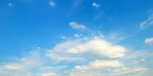 Lehké kupovité mraky na modré obloze. Široká Foto. — Stock fotografie