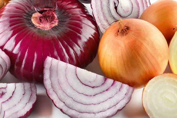 Fundo de cebolas vermelhas e brancas. Um conjunto de alimentos . — Fotografia de Stock