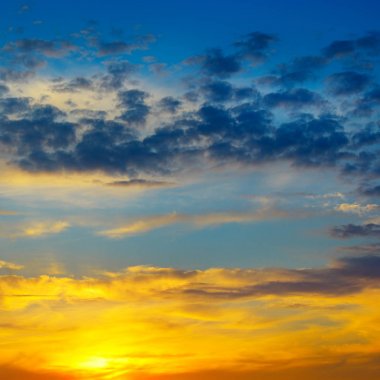 Kümülüs bulutlar gökyüzü parlak bir gündoğumu.