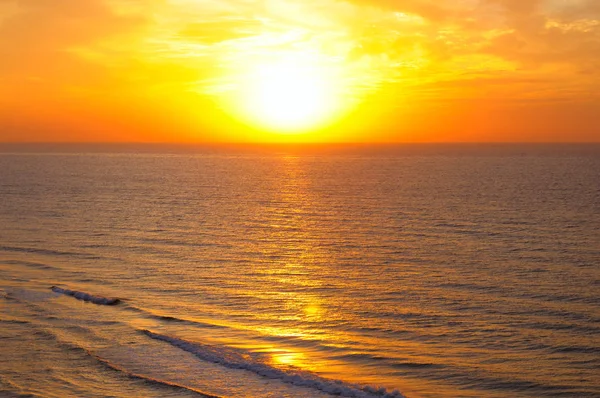 Spiaggia Dell Oceano Sorgere Del Sole Dorato Luminoso Sfondo Bello — Foto Stock