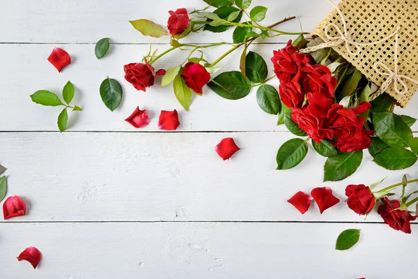 花の組成物。白い木製の背景の赤いバラ。Fla — ストック写真