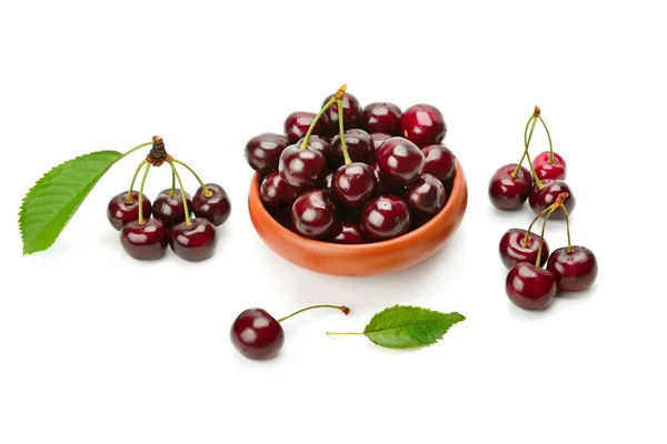 Smakelijk cherry geïsoleerd op witte achtergrond — Stockfoto
