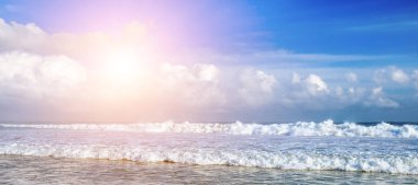 Güzel deniz manzarası ve güneş mavi gökyüzü arka plan üzerinde. Geniş san