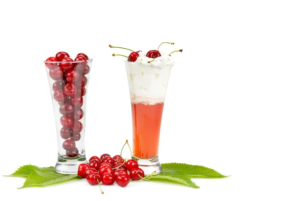 Bayas Frescas Cerezas Batidos Aislados Sobre Fondo Blanco Espacio Libre — Foto de Stock