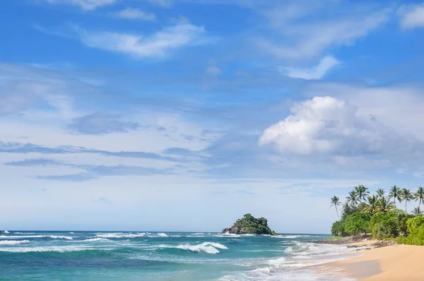 Oceaan Schilderachtige Strand Blauwe Hemel Kustlijn Van Sri Lanka — Stockfoto