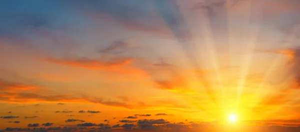 พระอาท สวยงามและท องฟ าเมฆ ภาพกว — ภาพถ่ายสต็อก