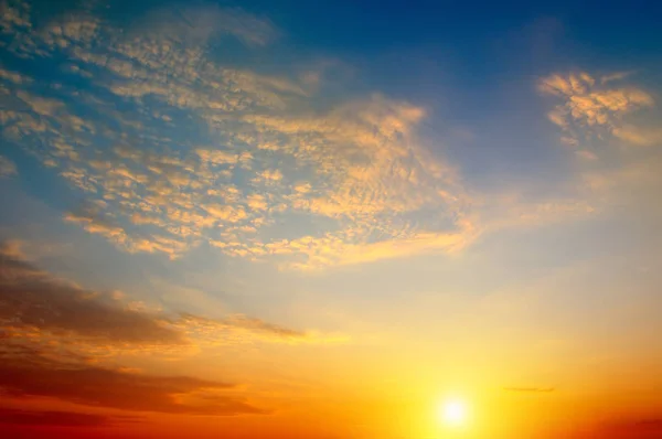 曇り空と輝く太陽が地平線に上昇します。. — ストック写真