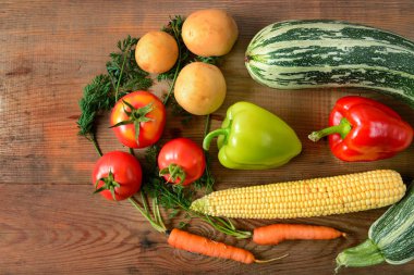 Sebze kümesi üzerinde ahşap bir masa hazır. Düz yatıyordu, en iyi görünüm. Metin için boş alan.