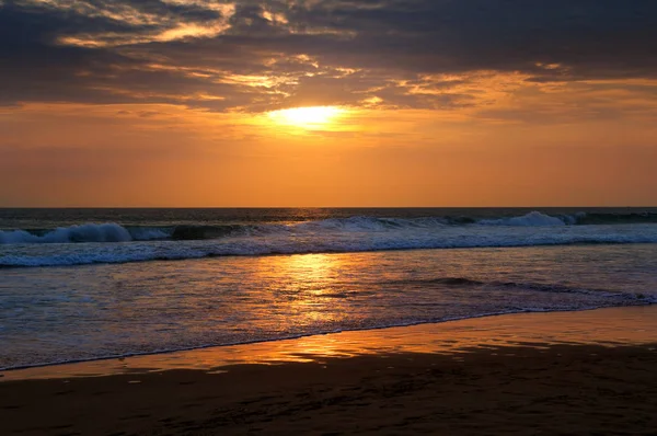 Παραλία στον ωκεανό και χρυσή Ανατολή του ήλιου. — Φωτογραφία Αρχείου