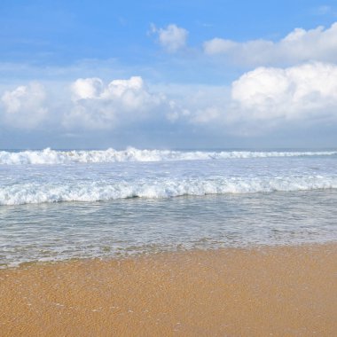 Güzel deniz manzarası ve mavi gökyüzü arka plan. Geniş kumsalı. Hint Okyanusu kıyısında. Güney Sri Lanka'nın.