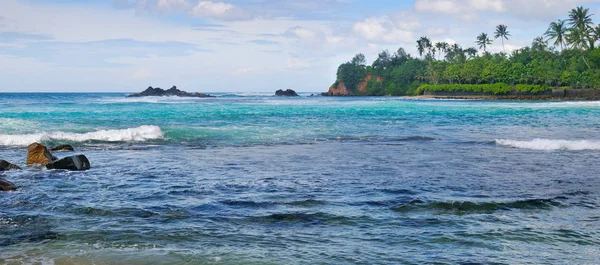 Okyanus, pitoresk plaja ve mavi gökyüzü. Geniş fotoğraf. — Stok fotoğraf
