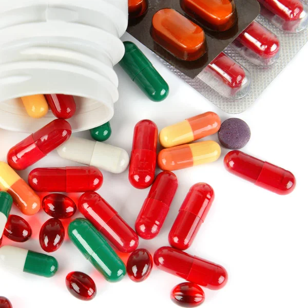 Verschiedene pharmazeutische Medizin Pillen, Tabletten und Kapseln iso — Stockfoto