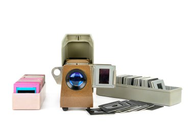 Eski slayt projektörü ve slaytlar üzerinde beyaz backgrou izole bir dizi