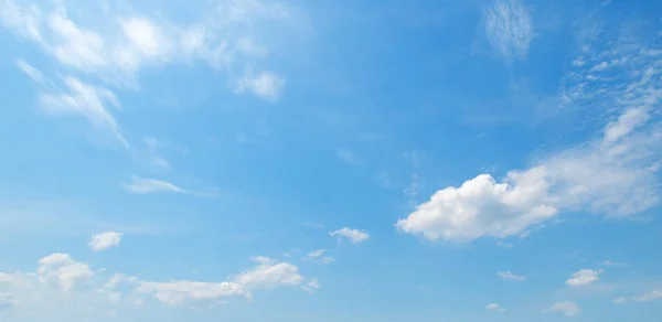 Licht wolken in de blauwe hemel. Brede foto — Stockfoto