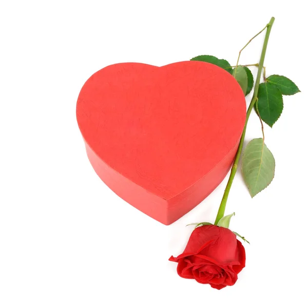 Подарочная коробка в виде сердца и алой розы изолированы на белом — стоковое фото