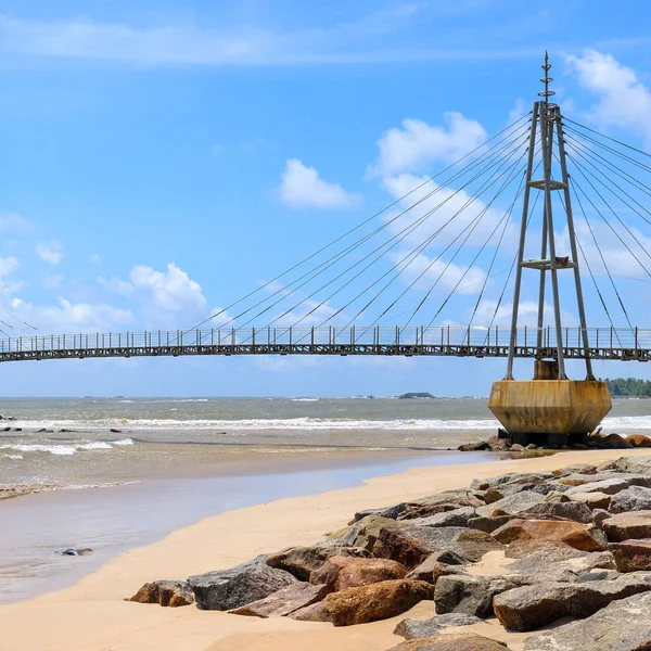 Most na ostrov s buddhistický chrám, Matara, Srí Lanka — Stock fotografie