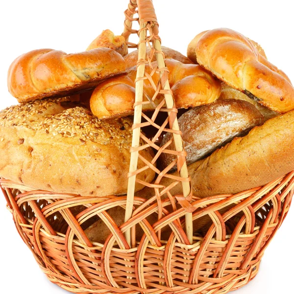 Хліб і пекарні в плетеному кошику ізольовані на білому спині — стокове фото