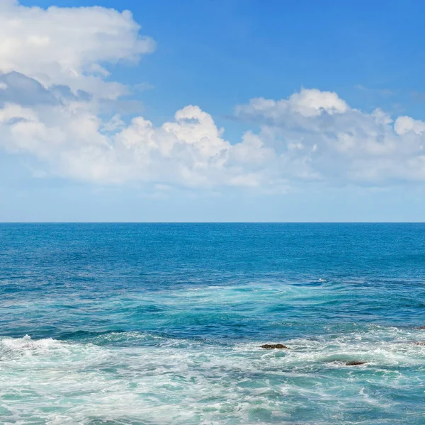 Тропический Океан Пляж Высокие Волны Голубое Небо — стоковое фото