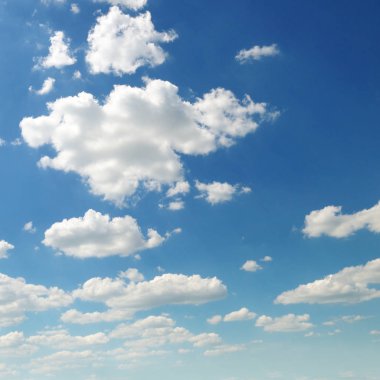 Mavi gökyüzünde hafif kümülüs bulutları