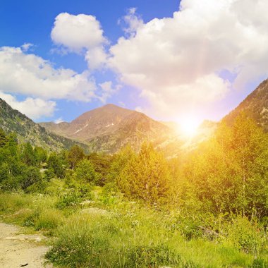 güzel dağ manzarası ve gündoğumu.