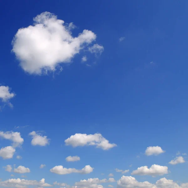 Lichte Cumulus Wolken Blauwe Hemel Een Zonnige Dag — Stockfoto