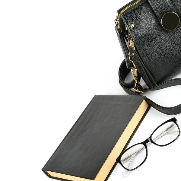 Borsa, occhiali e libro isolato su sfondo bianco. Spazio libero f — Foto Stock