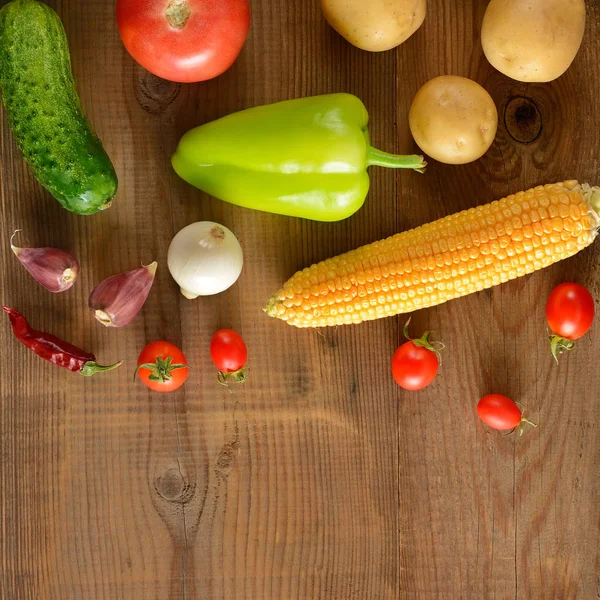 Un conjunto de verduras colocadas sobre una mesa de madera. Vista superior. Libre s — Foto de Stock