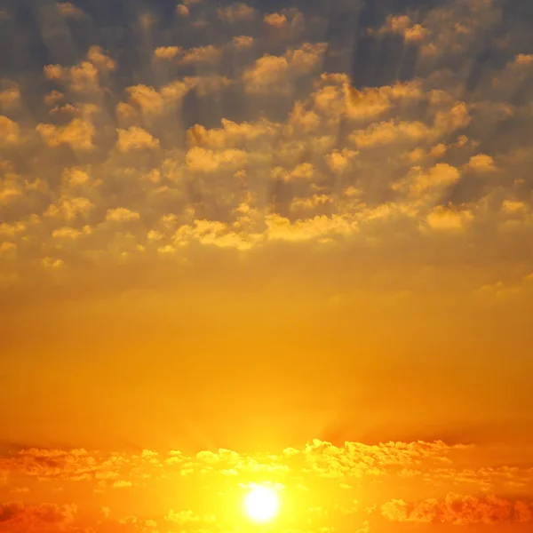 Céu nublado e sol brilhante nascem ao longo do horizonte . — Fotografia de Stock