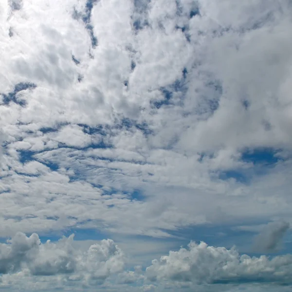 De beaux nuages volent lentement dans le ciel . — Photo