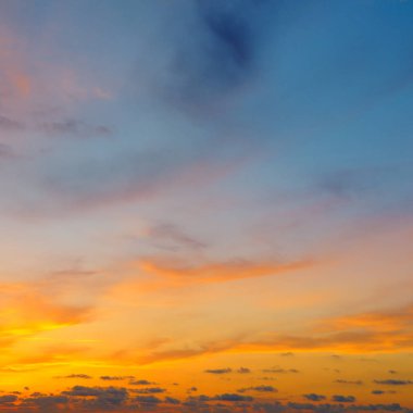 güzel gündoğumu ve bulutlu gökyüzü.