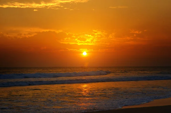 Praia Oceano Nascer Sol Dourado Fundo Bonito Brilhante — Fotografia de Stock