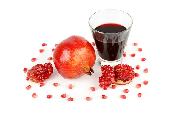 Suco de romã em um copo e romãs maduras. Isolado em — Fotografia de Stock