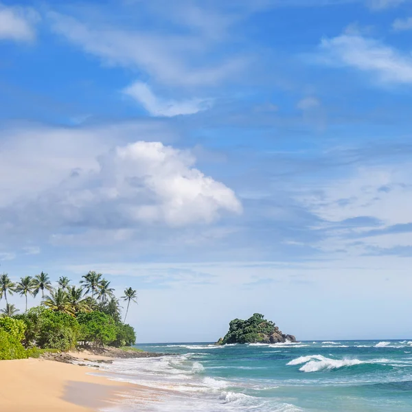 Schilderachtige strand en blauwe hemel. Kustlijn van Sri Lanka. — Stockfoto