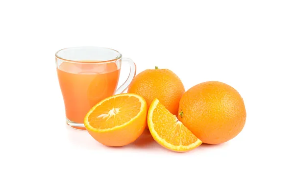 Vers sinaasappelsap met vruchten, geïsoleerd op wit — Stockfoto