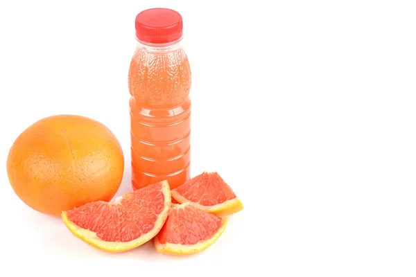 Una fruta de pomelo y una botella con jugo aislado sobre blanco — Foto de Stock