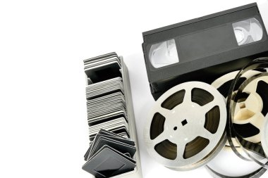 Beyaz arka plan üzerinde izole eski fotoğraf ve video ekipmanları. Ücretsiz