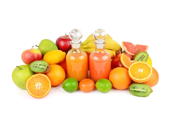 Um conjunto de frutas e sucos isolados em um fundo branco . — Fotografia de Stock