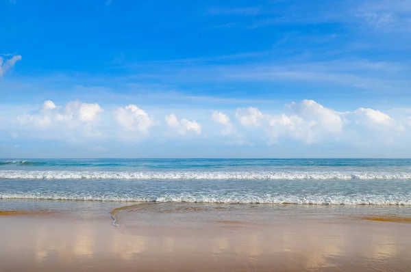 Playa de arena abandonada del Océano Índico y cielo azul , — Foto de Stock