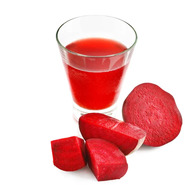 Remolacha roja y zumo fresco en vidrio aislado sobre fondo blanco . — Foto de Stock